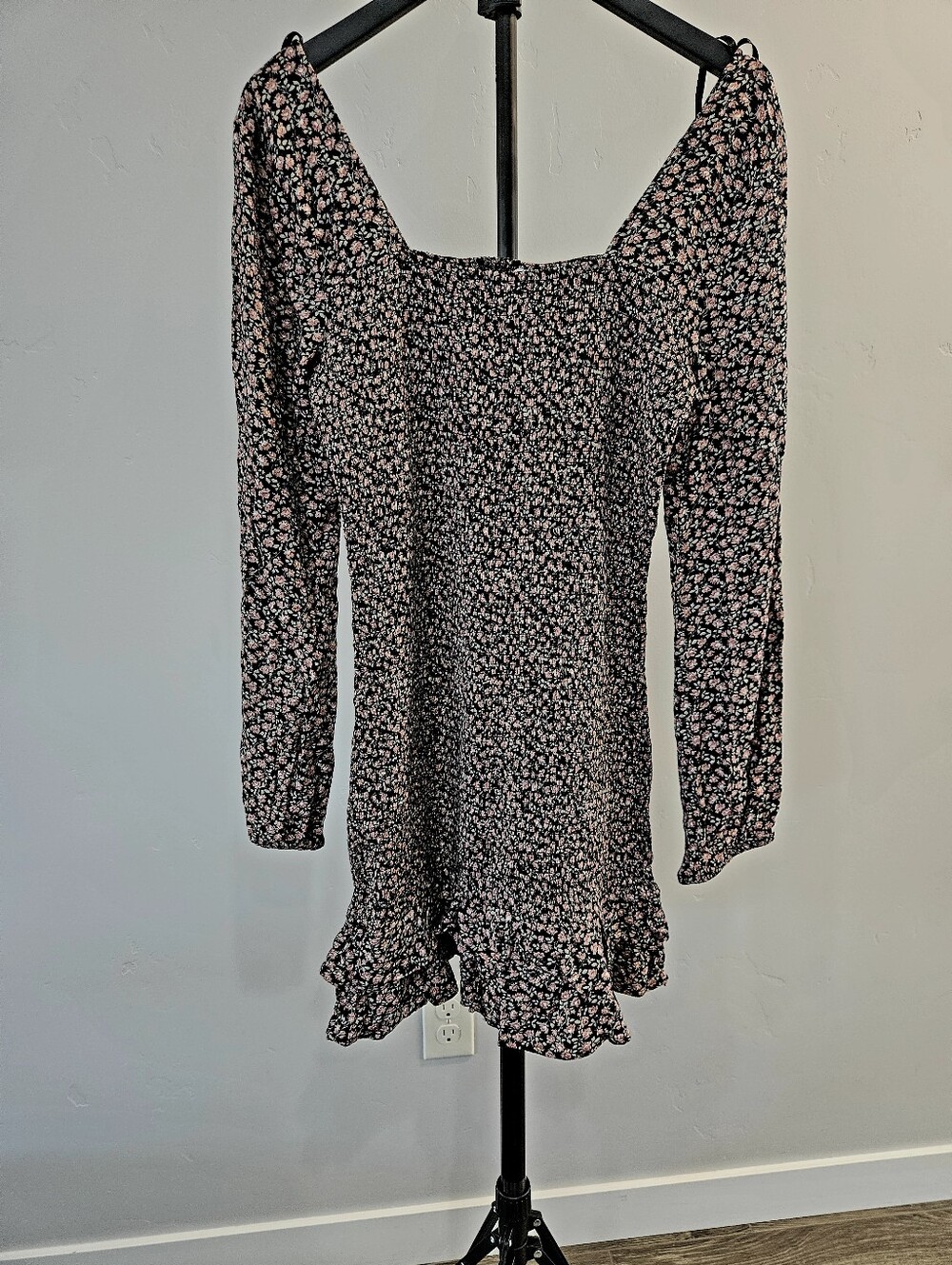 West of Melrose Garden Party Smocked Ruffle Hem. Size M - Picture 3 of 6